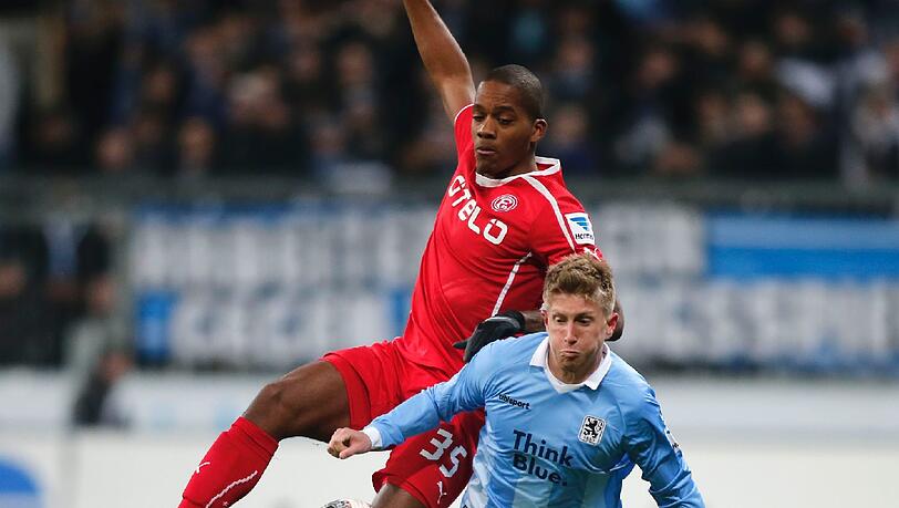 Sebastian Hertner beginnt als Linksverteidiger. Sebastian Hertner beginnt als Linksverteidiger.