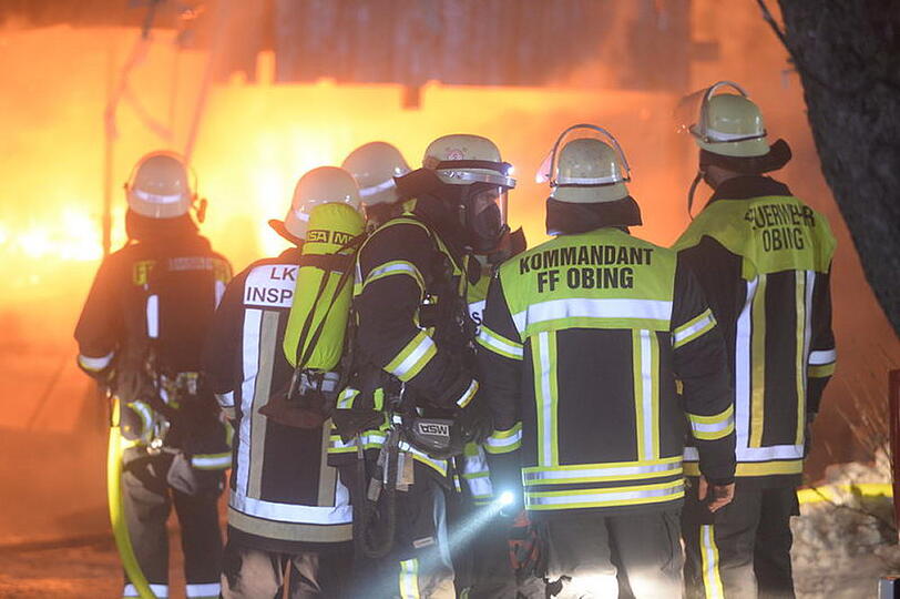 Brand in Obing: In einer Schreinerei war Feuer ausgebrochen. 200 Feuerwehrler kämpften gegen die Flammen. Das Gebäude brannte nieder.