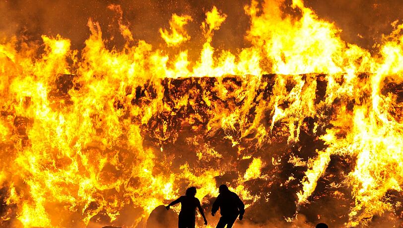 Das Ergebnis, wenn ein Feuerwehrmann das liebt, was er eigentlich bekämpft: 40 Mal zündete ein hessischer Feuerwehrmann Objekte an. Das Ergebnis, wenn ein Feuerwehrmann das liebt, was er eigentlich bekämpft: 40 Mal zündete ein hessischer Feuerwehrmann Objekte an.