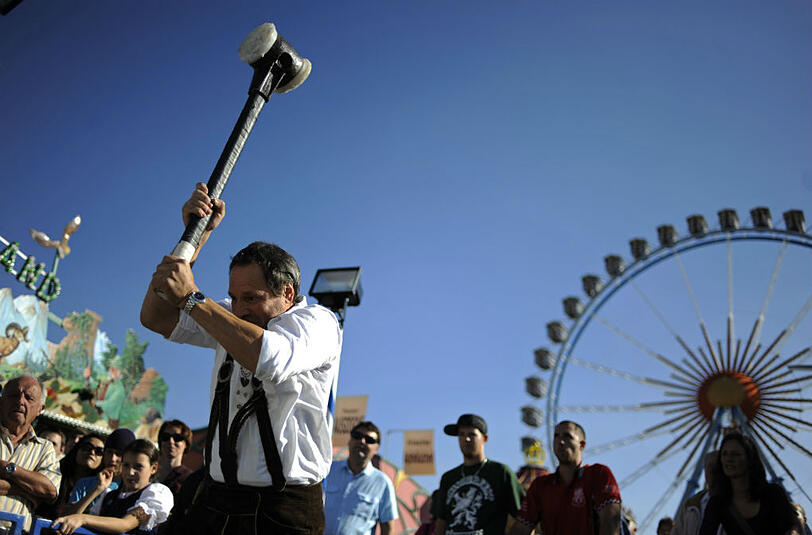 Jahr für Jahr gehört "Hau den Lukas" zu den beliebtesten Wiesn-Spielereien.