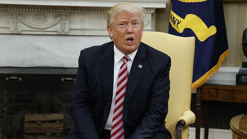 Ist er mit der Entlassung des FBI-Chefs zu weit gegangen? US-Präsident Donald Trump im Oval Office in Washington.