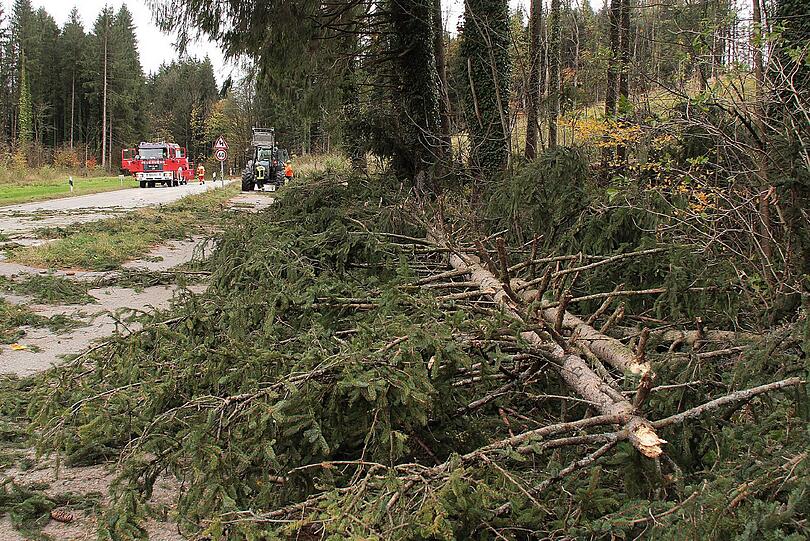 Diese Straße in Rohrdorf in Oberbayern war längere Zeit nicht befahrbar.
