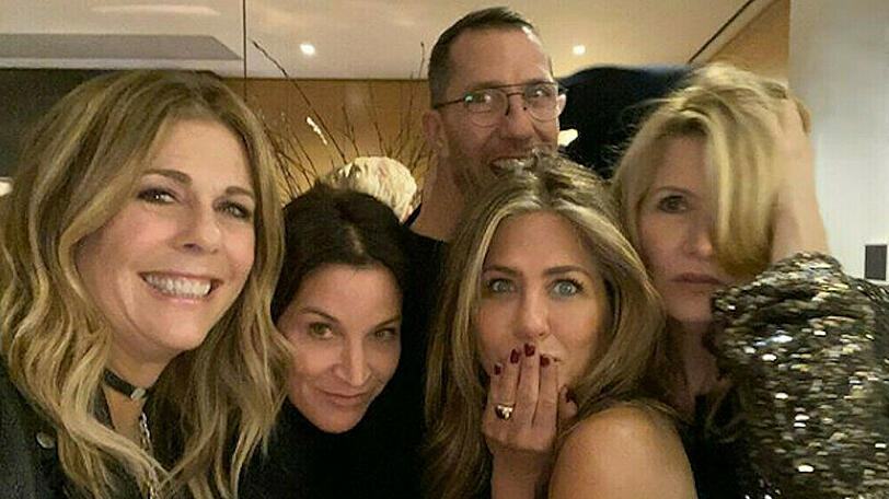 Jennifer Aniston (2.v.r.) zeigt ihre Weihnachtscrew