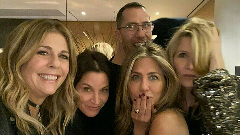 Jennifer Aniston (2.v.r.) zeigt ihre Weihnachtscrew Jennifer Aniston (2.v.r.) zeigt ihre Weihnachtscrew