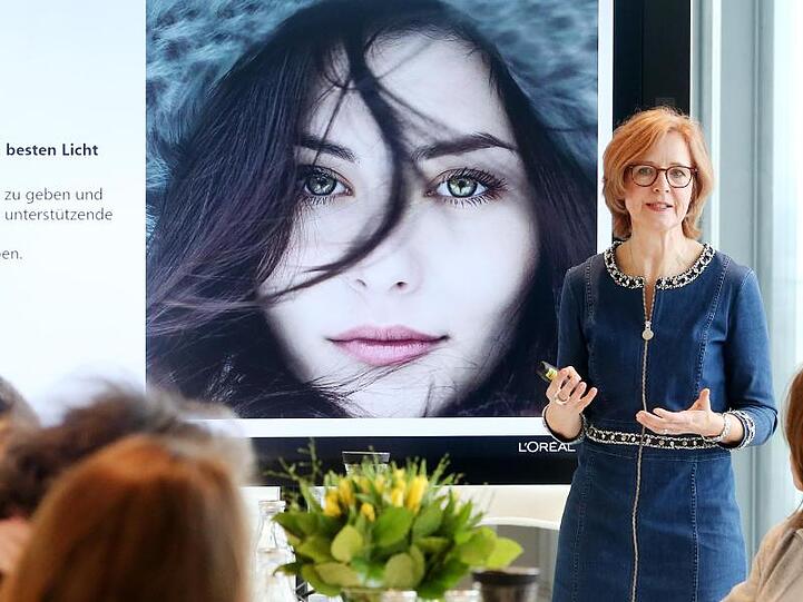 Sabine Menzel, Leiterin der Marktforschung bei L'Oreal Deutschland, erklärt während der Jahres-Pressekonferenz bei L'Oreal Deutschland die Marktentwicklung.
