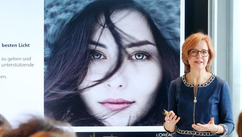 Sabine Menzel, Leiterin der Marktforschung bei L'Oreal Deutschland, erklärt während der Jahres-Pressekonferenz bei L'Oreal Deutschland die Marktentwicklung. Sabine Menzel, Leiterin der Marktforschung bei L'Oreal Deutschland, erklärt während der Jahres-Pressekonferenz bei L'Oreal Deutschland die Marktentwicklung.