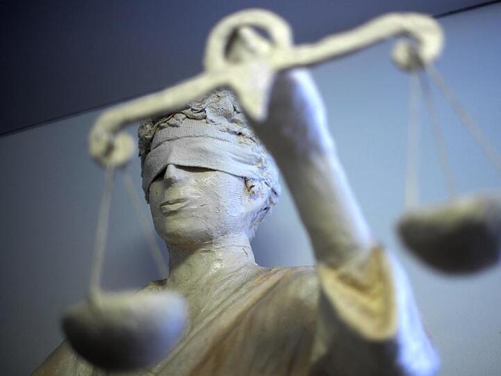 Eine Statue der Justizia. Foto: Peter Steffen/dpa/Symbolbild