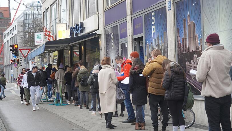 Riesen-Impfandrang am Mittwoch vor dem Café Kosmos und der dazugehörigen Nachbar-Bar Bufet.