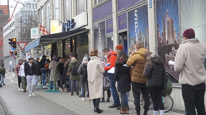 Riesen-Impfandrang am Mittwoch vor dem Café Kosmos und der dazugehörigen Nachbar-Bar Bufet.