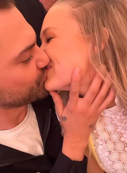 Ist das etwa das Coming-out als Pärchen? Jimi Blue Ochsenknecht zeigt sich knutschend mit Laura-Marie Geissler. Ist das etwa das Coming-out als Pärchen? Jimi Blue Ochsenknecht zeigt sich knutschend mit Laura-Marie Geissler.