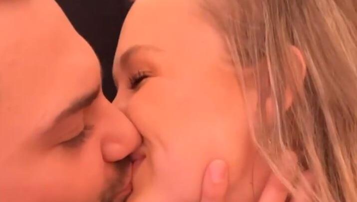 Ist das etwa das Coming-out als Pärchen? Jimi Blue Ochsenknecht zeigt sich knutschend mit Laura-Marie Geissler. Ist das etwa das Coming-out als Pärchen? Jimi Blue Ochsenknecht zeigt sich knutschend mit Laura-Marie Geissler.