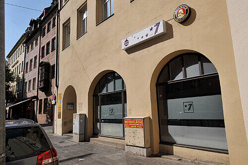 Nur eine genehmigte Schankwirtschaft &ndash; oder doch eine Discothek? Die &bdquo;Bar 77&ldquo; am Weinmarkt in der Sebalder Altstadt.