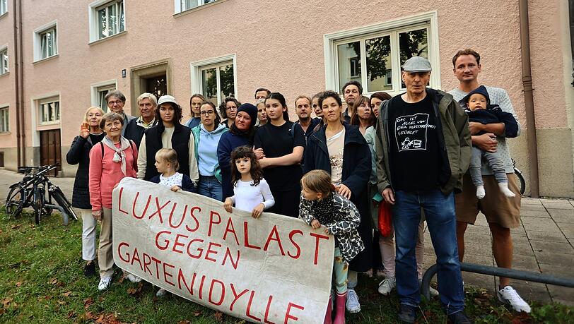 Mieter aus der Mauerkircherstraße 17 und 19 protestieren am Dienstag im Herzogpark gegen einen massiven Neubau in ihrem Hinterhof.