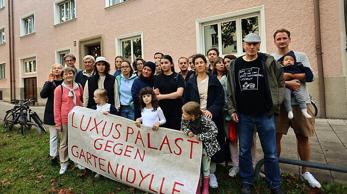 Mieter aus der Mauerkircherstraße 17 und 19 protestieren am Dienstag im Herzogpark gegen einen massiven Neubau in ihrem Hinterhof.