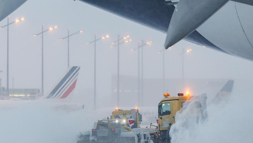 Der Winterdienst an Flughäfen hat teils ununterbrochen zu tun. (Archivbild)