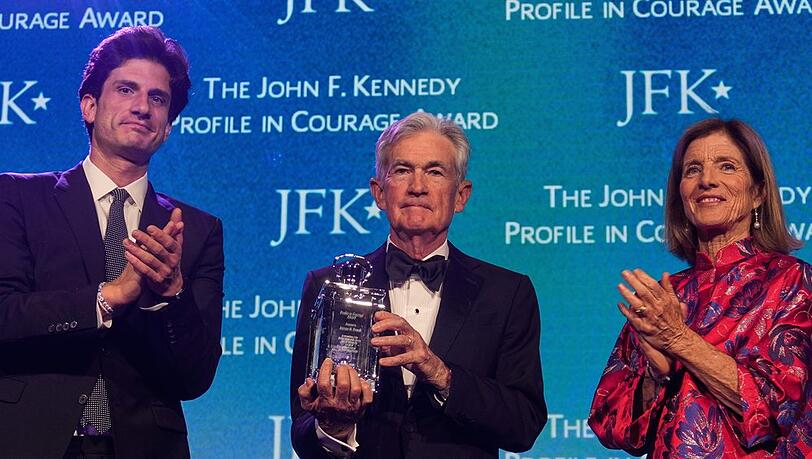 Jack Schlossberg (l.) und Caroline Kennedy zeichneten den ehemaligen Vorsitzenden der Federal Reserve, Jerome Powell, mit dem JFK Profile in Courage Award 2026 aus. Jack Schlossberg (l.) und Caroline Kennedy zeichneten den ehemaligen Vorsitzenden der Federal Reserve, Jerome Powell, mit dem JFK Profile in Courage Award 2026 aus.