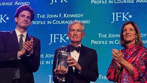 Jack Schlossberg (l.) und Caroline Kennedy zeichneten den ehemaligen Vorsitzenden der Federal Reserve, Jerome Powell, mit dem JFK Profile in Courage Award 2026 aus.