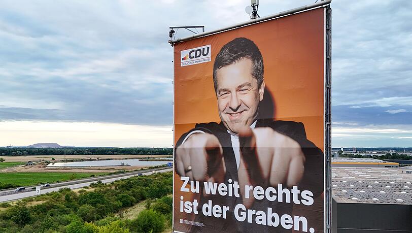 Ein 40 Meter hoher Werbeturm mit einem der gr&ouml;&szlig;ten Wahlplakate in Sachsen-Anhalt steht an der Bundesautobahn 2 (Aufnahme mit einer Drohne). (Archivbild)