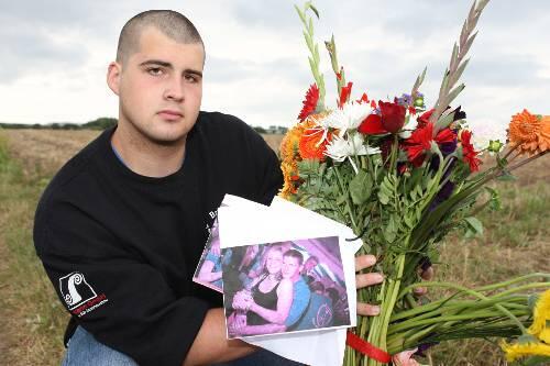Der Freund trauert um das tote Paar: Michael an der Stelle auf der Ortsverbindungsstraße zwischen Großgründlach und Erlangen-Tennenlohe, an der in der Nacht zum Montag Ingo M. (33) und Andrea (18) starben. Das Foto in seiner Hand entstand wenige Stunden vor dem tragischen Unfall.