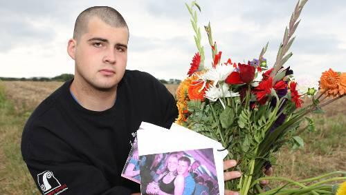 Der Freund trauert um das tote Paar: Michael an der Stelle auf der Ortsverbindungsstraße zwischen Großgründlach und Erlangen-Tennenlohe, an der in der Nacht zum Montag Ingo M. (33) und Andrea (18) starben. Das Foto in seiner Hand entstand wenige Stunden vor dem tragischen Unfall. Der Freund trauert um das tote Paar: Michael an der Stelle auf der Ortsverbindungsstraße zwischen Großgründlach und Erlangen-Tennenlohe, an der in der Nacht zum Montag Ingo M. (33) und Andrea (18) starben. Das Foto in seiner Hand entstand wenige Stunden vor dem tragischen Unfall.