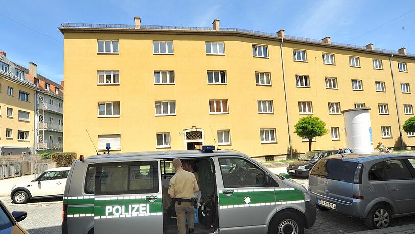 In diesem Haus in Laim randalierte ein Mieter im Juni mit der Axt. 70 Polizisten rückten an, überwältigten den Mann und nahmen ihn fest. Nun ist der Mann zurück - die Nachbarn sind verunsichert. In diesem Haus in Laim randalierte ein Mieter im Juni mit der Axt. 70 Polizisten rückten an, überwältigten den Mann und nahmen ihn fest. Nun ist der Mann zurück - die Nachbarn sind verunsichert.
