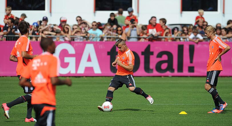 Wann kommt Martinez? Kommt er überhaupt? Die Gerüchte lassen die Bayern-Spieler kalt. Jetzt ist erstmal Training in der Sommer-Hitze angesagt. Die aktuellen Bilder von der Säbener.
