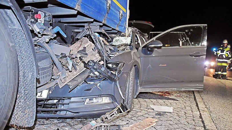 Auf der A99 bei Aschheim krachte ein Fahrzeug in einen Lkw. Der Fahrer wurde schwer verletzt.