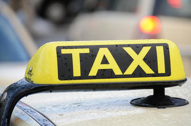 Eine 63-Jährige Taxifahrerin ist am Dienstag überfallen worden.