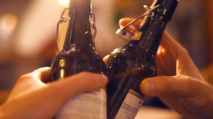 In Miesbach soll es vermehrt zu Corona-Parys kommen, bei denen sich vornehmlich junge Menschen treffen, um sich gegenseitig anzustecken. (Symbolbild)