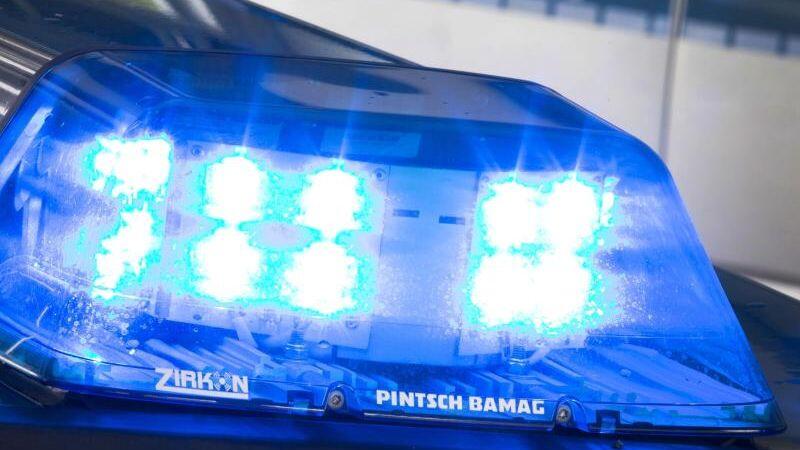 Ein Blaulicht leuchtet auf dem Dach eines Polizeiwagens. Foto: Friso Gentsch/Archiv