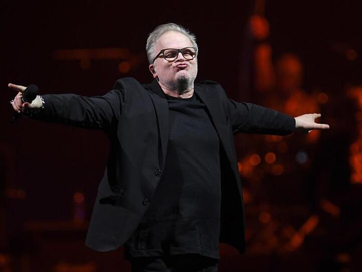 Herbert Grönemeyer umarmt sein Publikum.