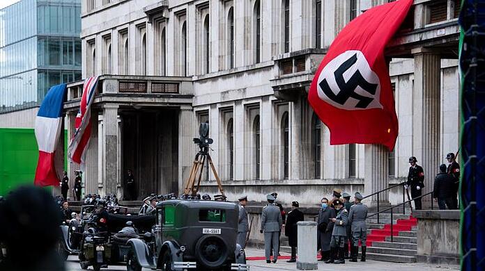 Schauspieler und Komparsen an der Musikhochschule während der Dreharbeiten für die Film "Munich".