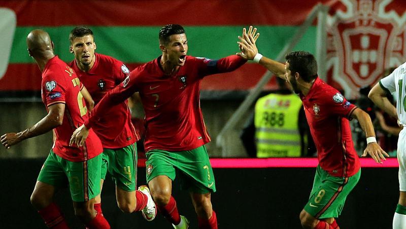 Cristiano Ronaldo (M.) traf in der WM-Qualifikation für Portugal gegen Irland in der Schlussphase doppelt.
