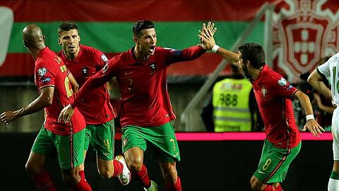Cristiano Ronaldo (M.) traf in der WM-Qualifikation für Portugal gegen Irland in der Schlussphase doppelt.