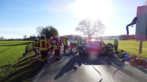 Die 77-Jährige war von der Straße abgekommen und gegen einen Baum geprallt.