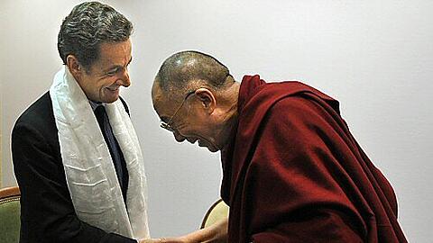 Sarkozy bekam einen Schal geschenkt