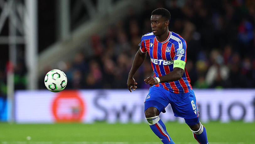 Marc Guéhi trägt seit 2021 das Palace-Trikot. Marc Guéhi trägt seit 2021 das Palace-Trikot.