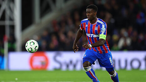 Marc Guéhi trägt seit 2021 das Palace-Trikot.