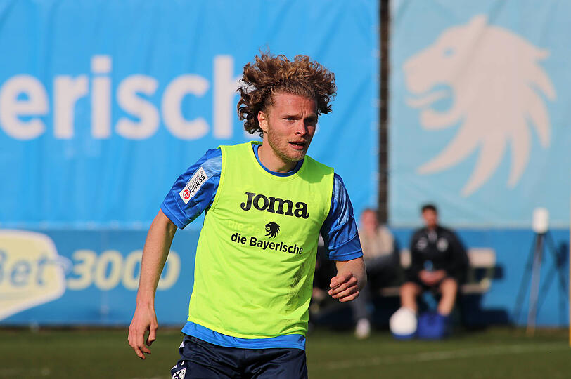 Fussball, Herren, 3.Liga, Saison 2025/2026, TSV 1860 M&uuml;nchen, Training, Gr&uuml;nwalder Strasse 114 Jesper Verlaat TSV 1860 M&uuml;nchen mit Leibchen, Kopf, Oberk&ouml;rper *** Football, Men, 3 Liga, Season 2025 2026, TSV 1860 Munich, Training, Gr&uuml;nwalder Strasse 114 Jesper Verlaat TSV 1860 Munich with shirt, head, upper body