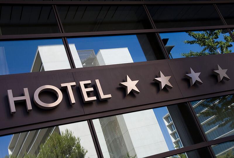 Was aus den Studien von Wellness Heaven noch hervorging: In Fünf-Sterne-Häusern werden mehr teure Dinge entwendet, während sich die Diebe in Vier-Sterne-Hotels eher mit alltäglichen Gegenständen wie Handtüchern oder Kleiderbügeln begnügen. Die Wahrscheinlichkeit, dass ein Fernseher geklaut wird, ist in Fünf-Sterne-Häusern fast zehnmal höher als in Vier-Sterne-Häusern. Was aus den Studien von Wellness Heaven noch hervorging: In Fünf-Sterne-Häusern werden mehr teure Dinge entwendet, während sich die Diebe in Vier-Sterne-Hotels eher mit alltäglichen Gegenständen wie Handtüchern oder Kleiderbügeln begnügen. Die Wahrscheinlichkeit, dass ein Fernseher geklaut wird, ist in Fünf-Sterne-Häusern fast zehnmal höher als in Vier-Sterne-Häusern.