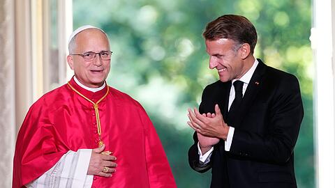 Frankreichs Pr&auml;sident Emmanuel Macron beklatscht den Gast aus dem Vatikan.