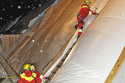 Die Feuerwehrleute mussten den Dachstuhl wieder "flicken"