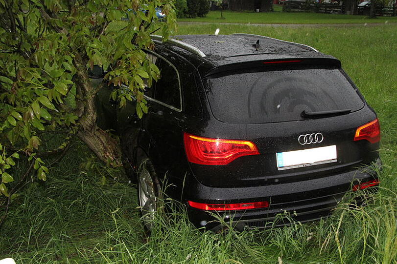 Einsatzkräfte an der Unfallstelle. An dem Audi ist ein Sachschaden von 35.000 Euro entstanden und der Fahrer ist seinen Führerschein erstmal los.