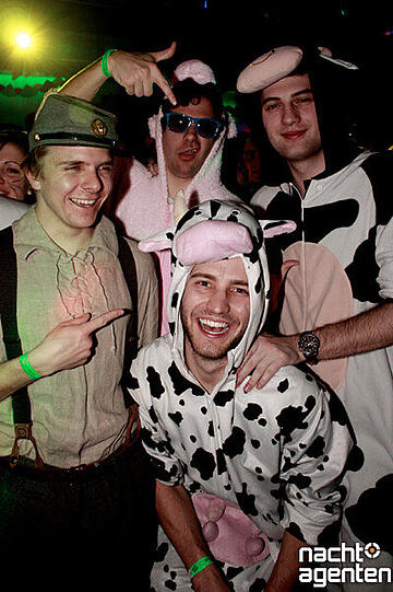 Hier feiern Menschen und Tiere, Alt und Jung und Dick und Dünn zusammen auf dem Rosenmontags-Sportlerfasching beim Olylüstchen. Mehr Bilder unter: www.nachtagenten.de