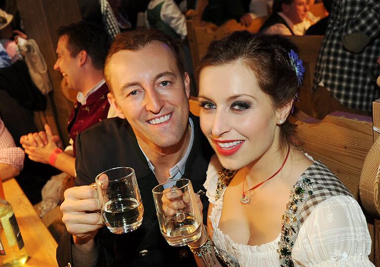 Prinz Mario-Max zu Schaumburg-Lippe und Verena Kerth feiern im Weinzelt.