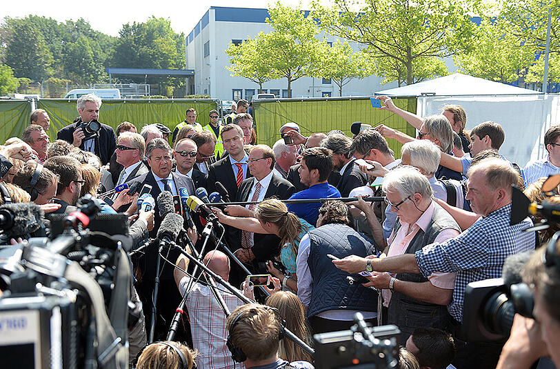 Riesiger Andrang: Sigmar Gabriel hat am Montag die Flüchtlingsunterkunft in Heidenau besucht.