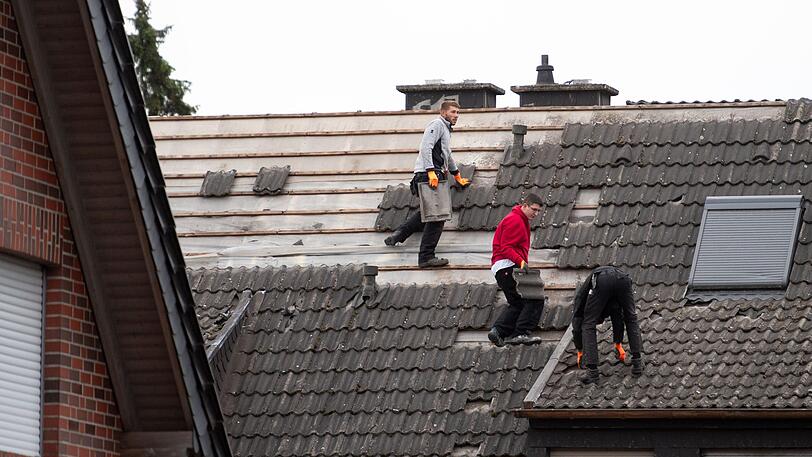 Ein Tornado hat im Raum Viersen am Niederrhein am Mittwochabend nach Behördenangaben eine "Schneise der Verwüstung" angerichtet. Mindestens ein Mensch wurde bei dem Unwetter schwer verletzt.