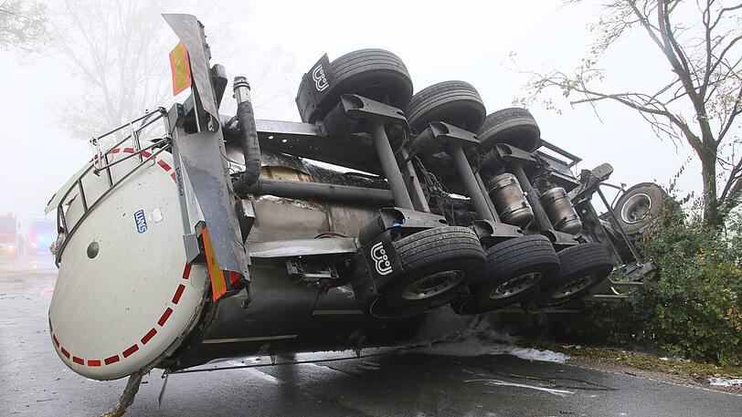 Bilder vom Unfallort: Der Milchlaster ist umgekippt und ausgebrannt, der Fahrer konnte sich nicht mehr selbst aus dem Fahrzeugwrack befreien und starb.