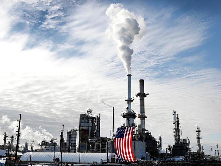 Raffinerie im US-Bundesstaat North Dakota. Der IPBES-Bericht verzeichnet Hunderte Milliarden Dollar an naturschädlichen Subventionen pro Jahr etwa für Öl, Gas und Kohle.