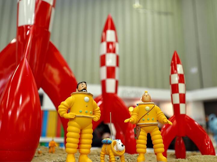 Die Comic-Figuren Kapitän Haddock (l-r), Struppi und Tim reisten schon 1954 auf den Mond.